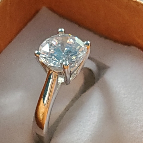 Zirconia ring, size 4. New in Box. 18k white gold plated. - Picture 4 of 4